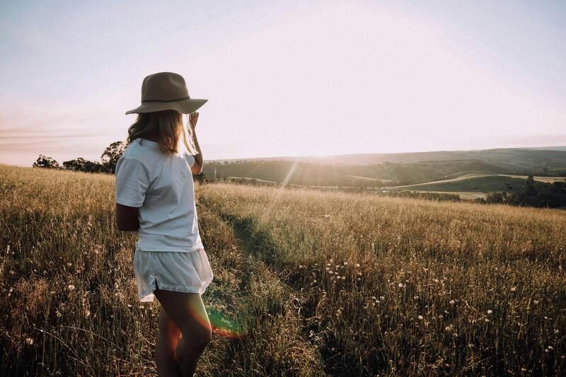 femme en chapeau