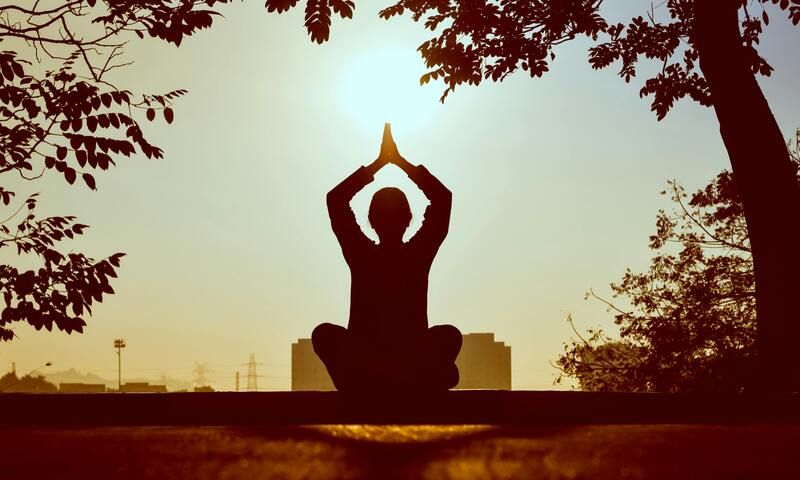yoga au coucher du soleil