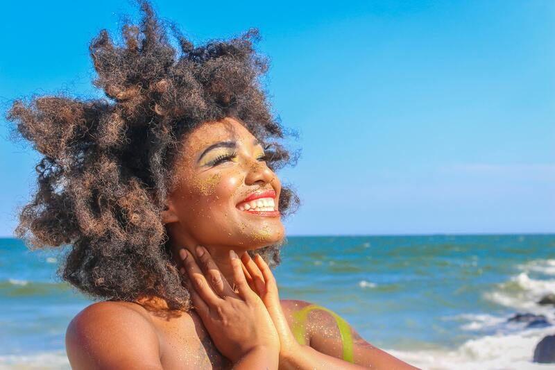 femme aux cheveux crépus