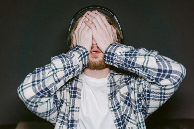 un gamer avec un casque sans fil