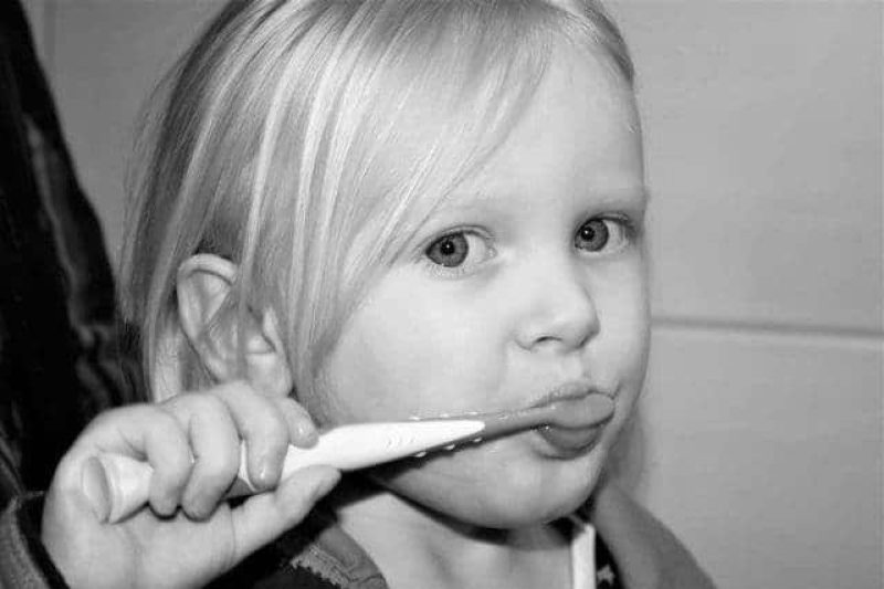 brushing-teeth-2103217_960_720